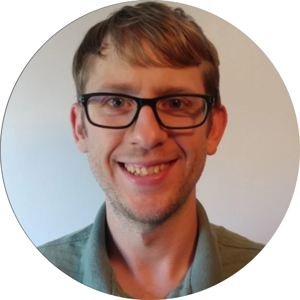 Recomendación en LinkedIn de James Tobin, Director de Data Science en Merck, validando Juan Dominguez como un DevOps clave ('go-to-guy'). Destaca su dominio de herramientas críticas como Ansible, Terraform, SQL-Server y .NET, y su capacidad para mantener aplicaciones de producción funcionando bajo presión.