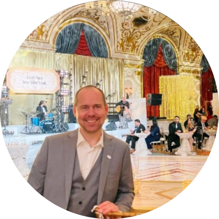 Validación técnica de Tom Parker, colega y mentor DevOps, describiendo al Ingeniero Dominguez como un Administrador de Sistemas talentoso y trabajador incansable. Certifica su experiencia sólida administrando entornos críticos con VMware, Linux (SLES, CentOS) y Windows.