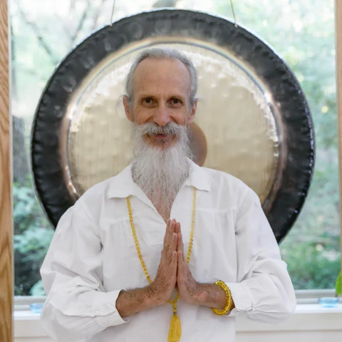 Mehtab Benton, referente mundial de Gong, instructor de Juan Domínguez en técnicas de golpeo de precisión, secuenciación rítmica y protocolos de seguridad para sesiones de sonoterapia.