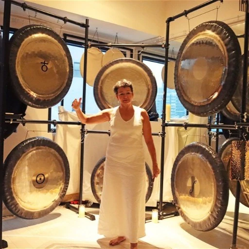 Martha Collard, experta en la ciencia del sonido. Formación en la optimización de ondas cerebrales, neurociencia aplicada al sonido y salud mental.