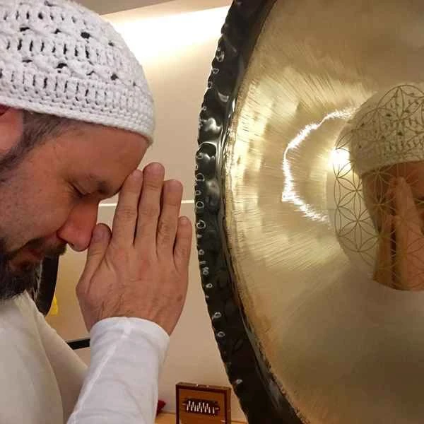 Ramji Singh demostrando terapia de sonido clínica. Mentor de Juan Domínguez en protocolos de vibración sonora para reducción de estrés, ansiedad y acompañamiento terapéutico en entornos de salud.