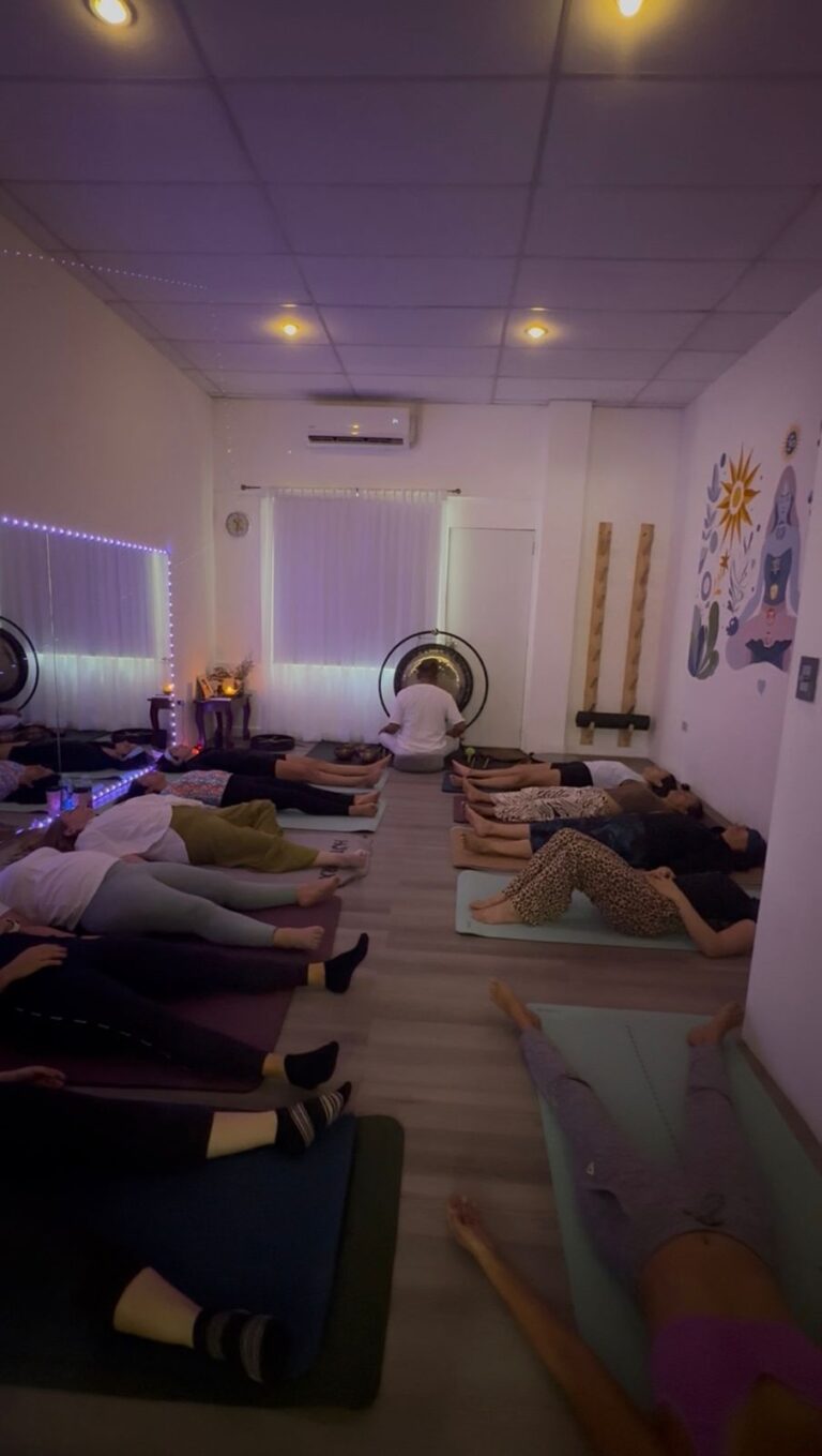 Sesión en estudio con participantes recostados en fila