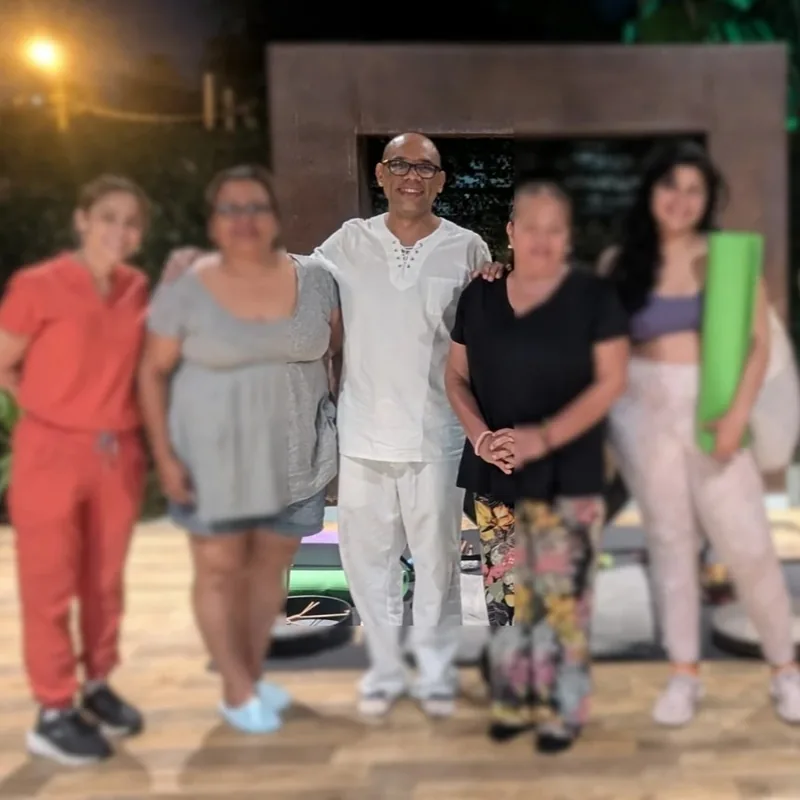 Juan Domínguez, sonoterapeuta certificado por IES, con un grupo de participantes después de una sesión de baño de gong en Managua